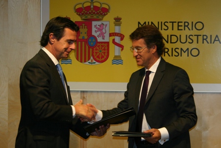 José Manuel Soria y Alberto Núñez Feijóo firman un convenio 