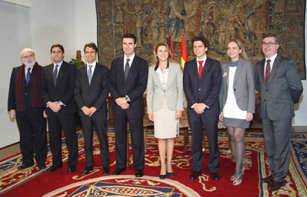 Soria y Cospedal posan con otras autoridades
