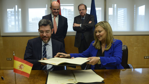 Momento de la firma del convenio de la minería