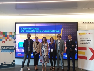 La secretaria de Estado de Comercio posa con los organizadores del acto