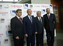 Sebastián posa con el ministro chileno de Economía