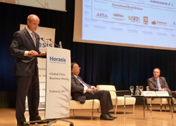 El ministro Sebastián se dirige al auditorio