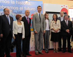 Los Príncipes posan con el ministro Sebastián y el resto de autoridades