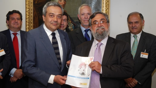 Victor Calvo Sotelo recibe el informe de la Agenda Digital