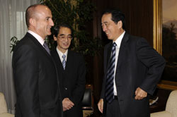 El ministro de Industria recibe al ex primer ministro de Japón