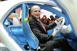 El ministro al volante de un Renault Twizy