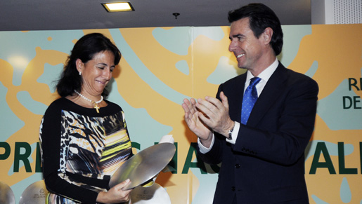 El ministro entrega el premio