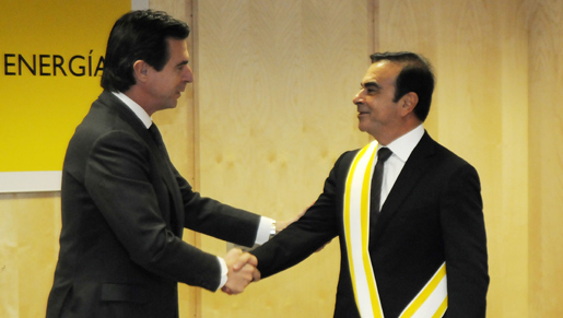 Momento de la entrega de la medalla