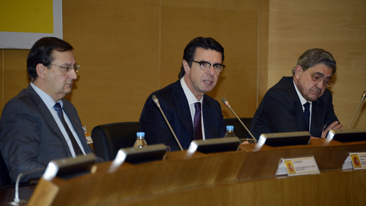 Un momento de la inauguración con los responsables de Feique