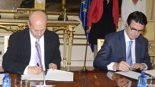 José Manuel Soria y José Ignacio Wert, firman el acuerdo