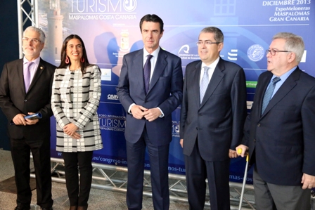 Los intervinientes posan antes de la inauguración