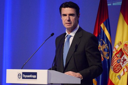 El ministro dedica unas palabras durante la inauguración del centro logístico